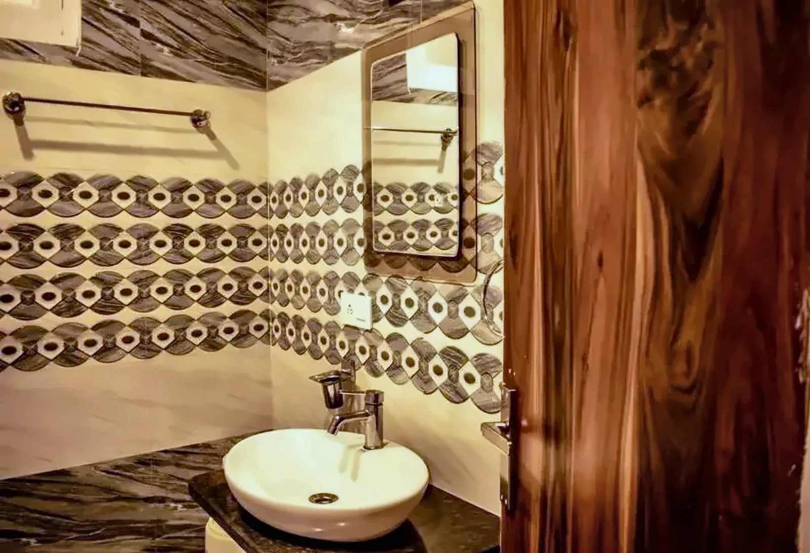 Washbasin and mirror in a Gayatri Lodge bathroom