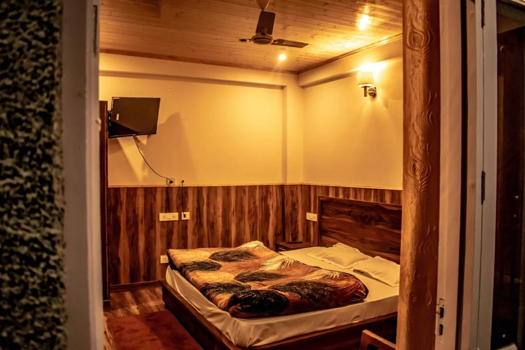 The weekend room at Gayatri Lodge, Kasauli
